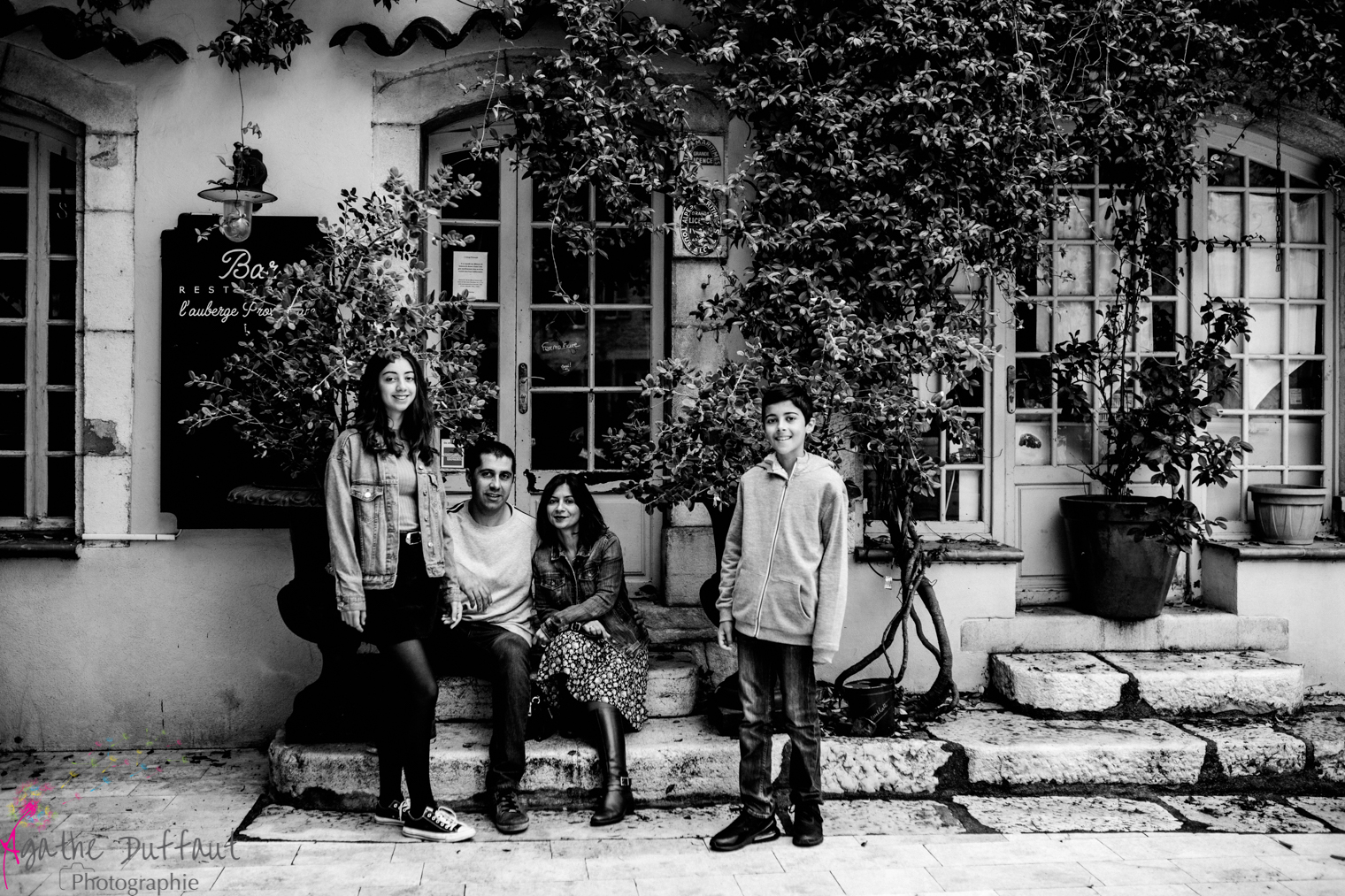 Nadège et sa famille dans les ruelles de la Colle sur Loup